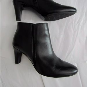 Womens BANDOLINO Black Leather Ankle Zip Booties 7